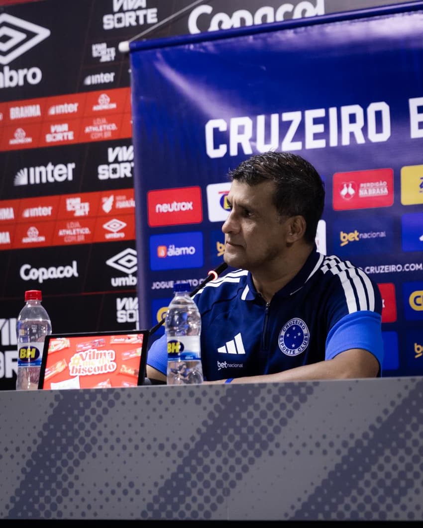 Athletico-PR e Cruzeiro, na Arena da Baixada (Fotos: Igor Barrankievicz e Du Caneppele/Cruzeiro)