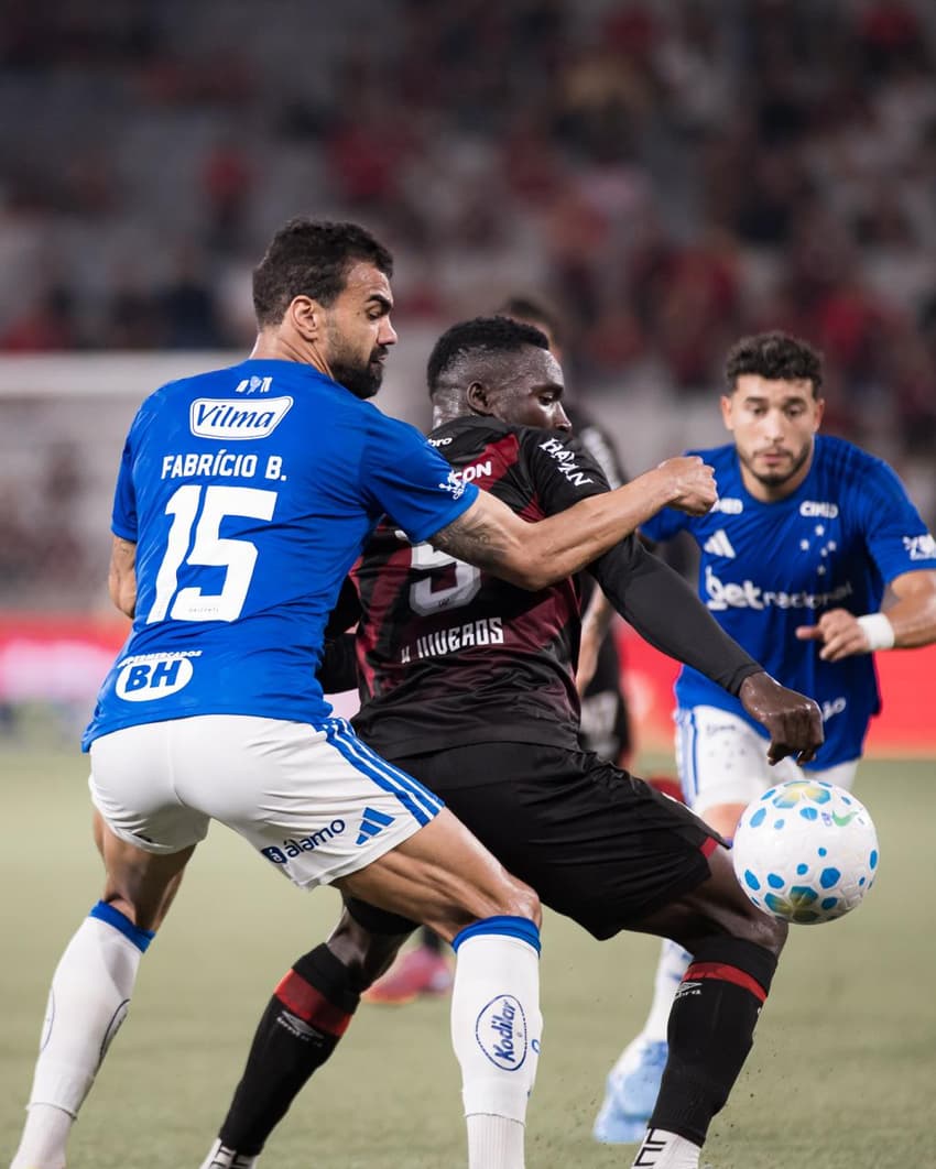 Athletico-PR e Cruzeiro, na Arena da Baixada (Fotos: Igor Barrankievicz e Du Caneppele/Cruzeiro) 