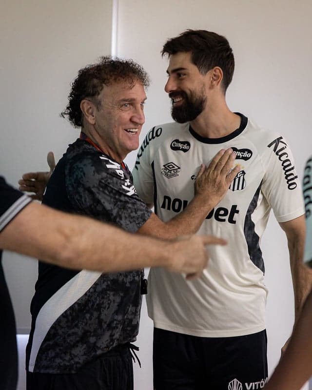 Cuca reencontra Luan Peres, com quem trabalhou em sua última passagem pelo clube. (Foto: Raul Baretta/ Santos FC)