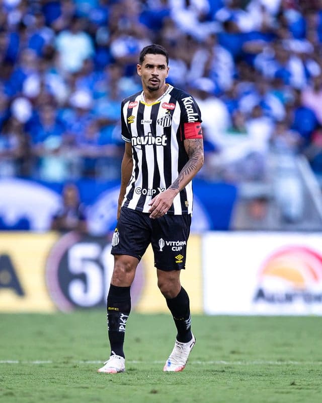 Lucas Veríssimo retornou ao Santos jogando com a faixa de capitão do time. (Foto: Raul Baretta/ Santos FC)
