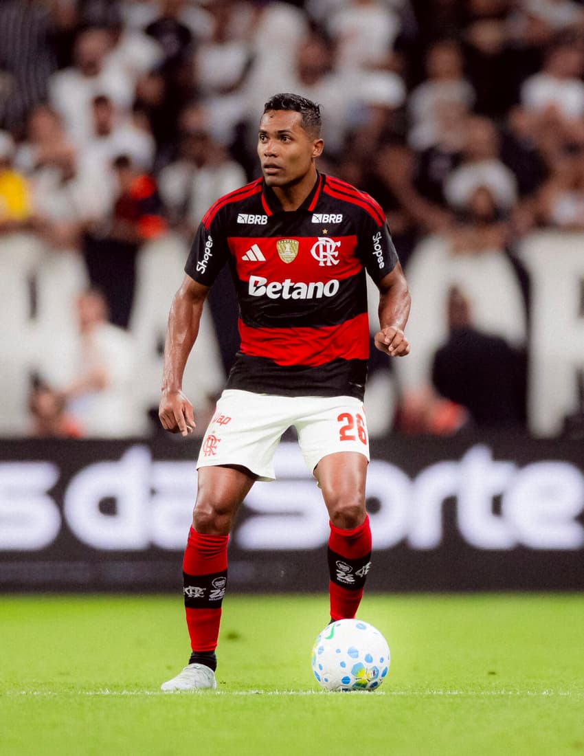 Alex Sandro em ação em Corinthians x Flamengo (Foto: Adriano Fontes/ Flamengo)