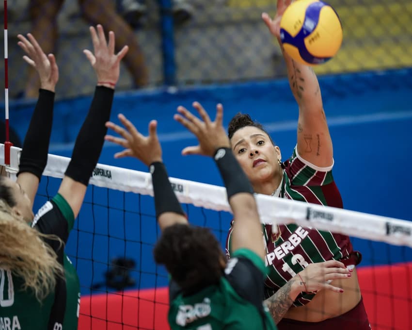 Ariane em ação pelo Fluminense na Superliga Feminina (Foto: Marcelo Gonçalves/FFC)