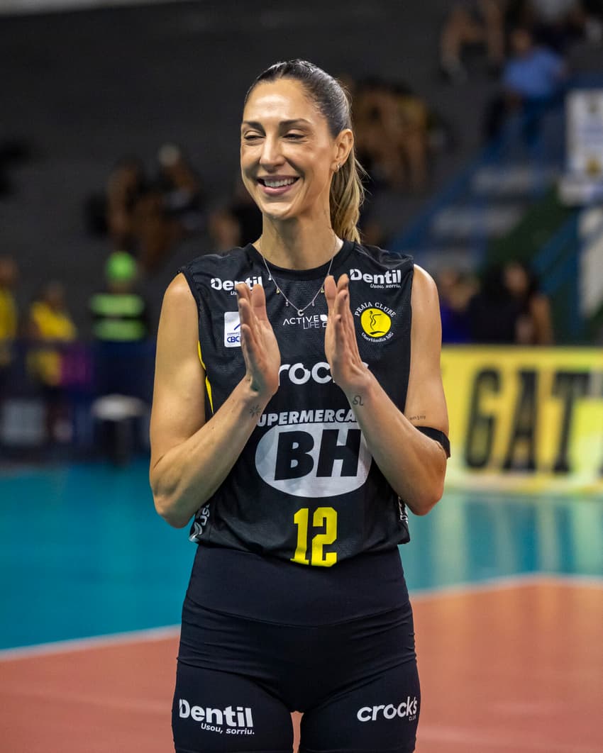 Carol Gattaz é homenageada pelo Praia Clube em seu último jogo (Foto: Bruno/Praia Clube)
