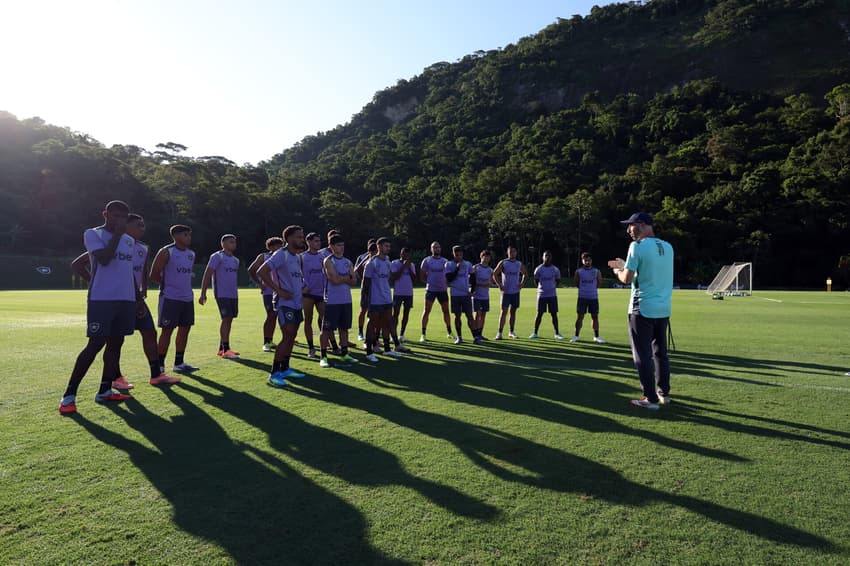 Rodrigo Bellão com o elenco do Botafogo (Foto: Vítor Silva/Botafogo)