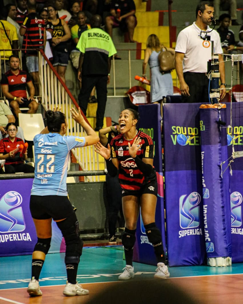 Laís comemora ponto com Simone Lee em jogo do Sesc RJ Flamengo contra o Mackenzie no returno da Superliga Feminina (Foto: Julliana Nascimento/ CRF