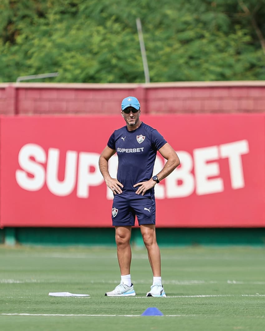 Zubeldía em treno do Fluminense no CT Carlos Castilho (Foto: Lucas Merçon/ Fluminense FC)