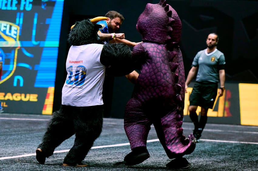 LuquEt4 deu uma voadora no mascote do Podpah Funkbol (Foto: Reprodução)