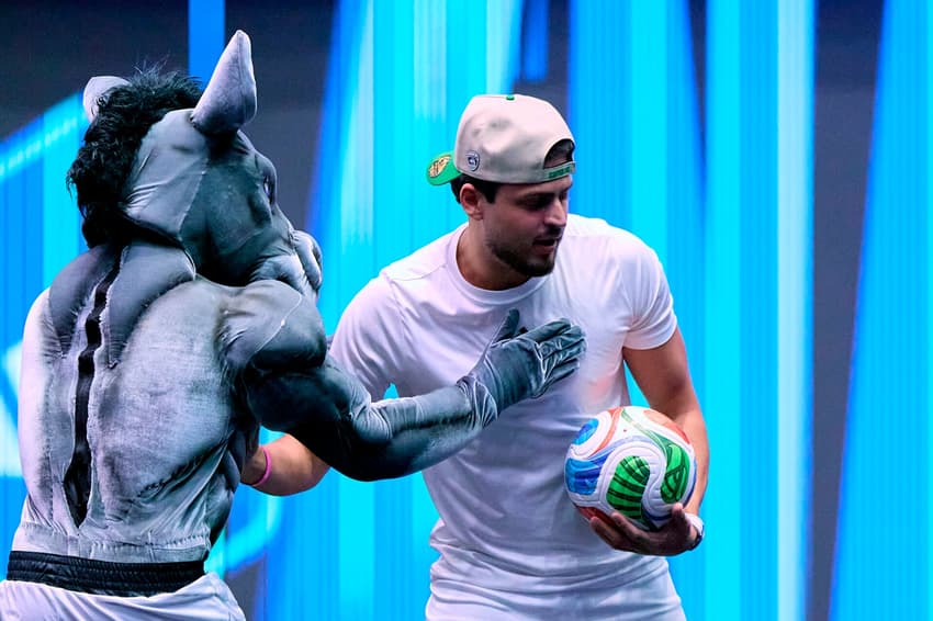 Jon Vlogs converte pênalti do presidente na primeira rodada do segundo split da Kings League Brasil (Foto: Divulgação / Kings League)