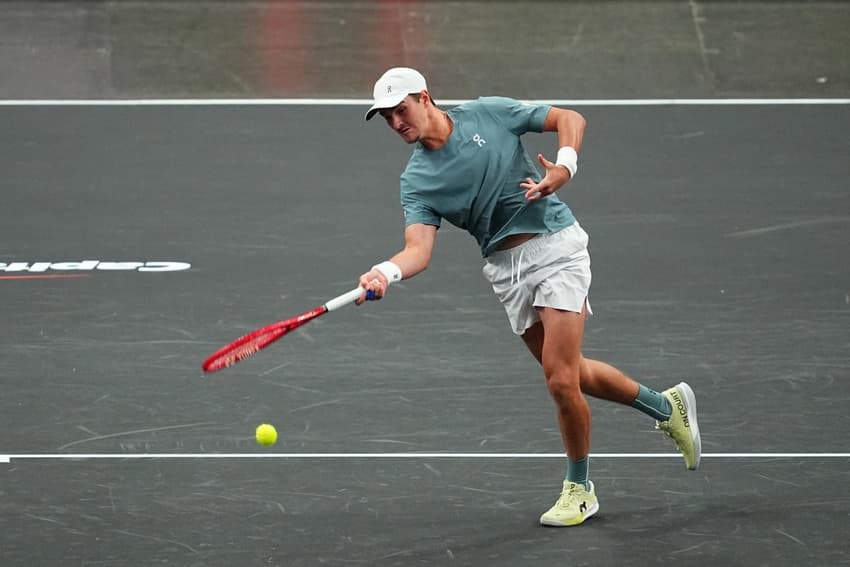 João Fonseca devolve a bola na vitória sobre o cazaque Alexander Bublik no MGM Slam, em Las Vegas (Foto: Chris Unger /AFP)