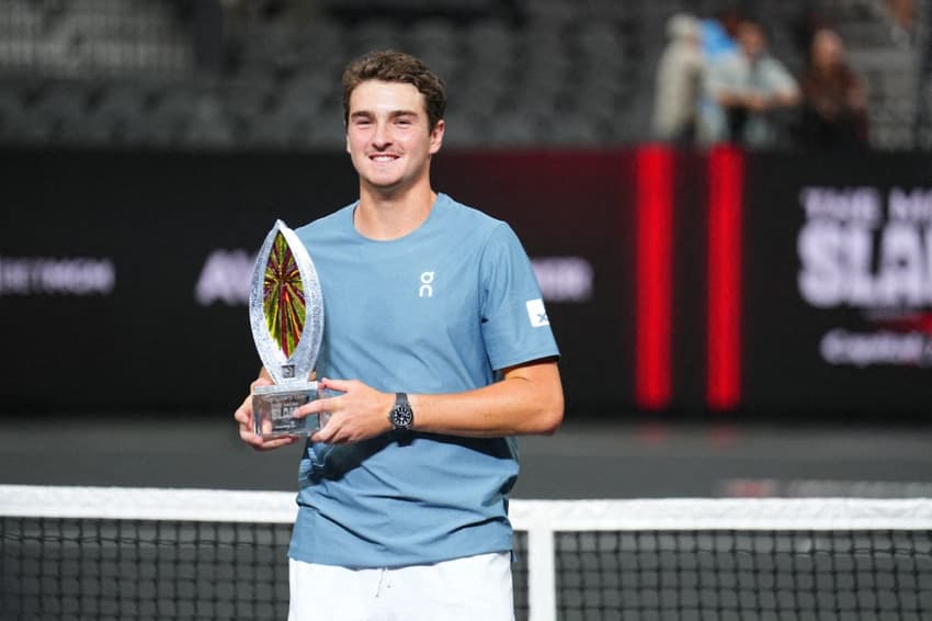 João Fonseca com o troféu do MGM Slam, em Las Vegas (Foto: Chris Unger/AFP)