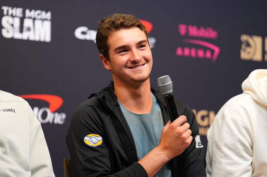 João Fonseca fala à imprensa após vencer o MGM Slam na T-Mobile Arena, em Las Vegas, em 1º de março de 2026 (Foto: Chris Unger/Getty Images/AFP)
