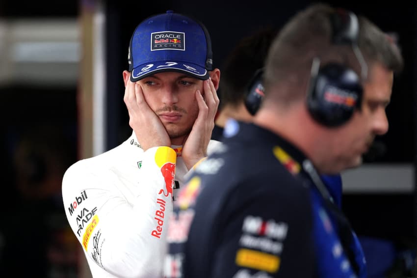 Max Verstappen reage nos boxes durante o terceiro treino livre do GP da Austrália de Fórmula 1 em Albert Park. (Foto: William West/AFP)