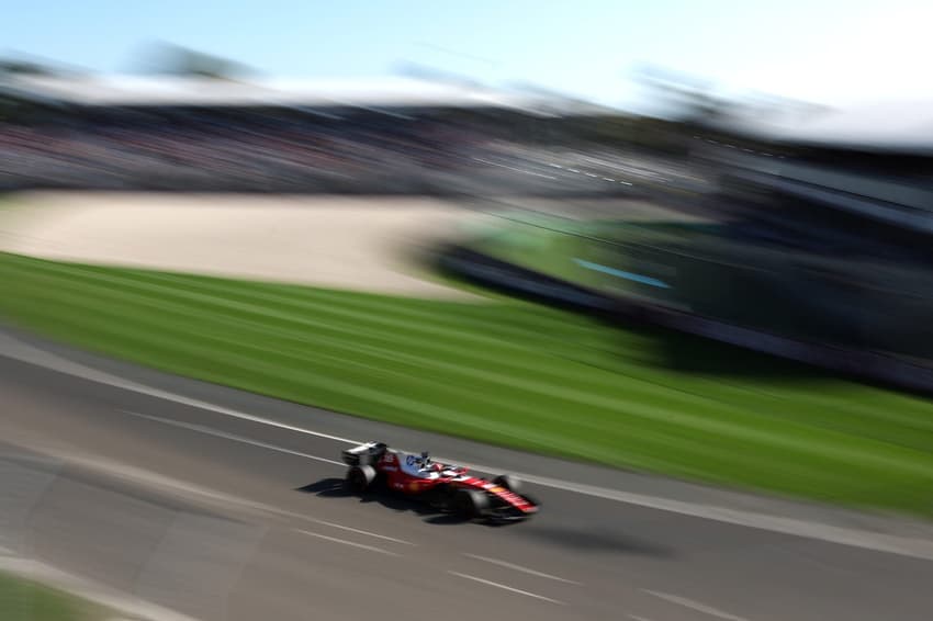 Charles Leclerc durante treino livre no GP da Austrália (Foto: Martin KEEP / AFP)