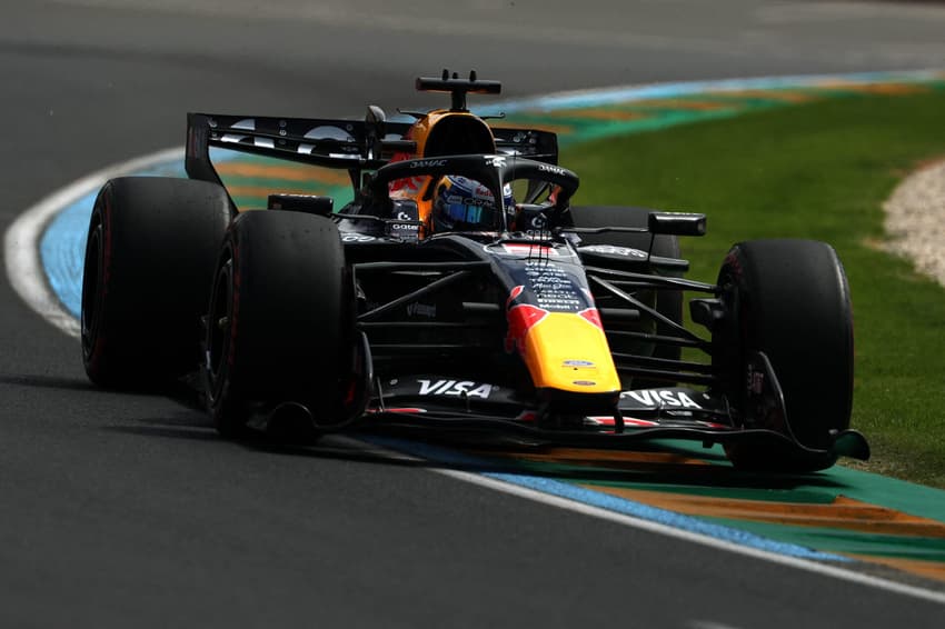 Max Verstappen pilota durante o terceiro treino livre do GP da Austrália de Fórmula 1 no circuito de Albert Park. (Foto: Martin Keep/AFP)