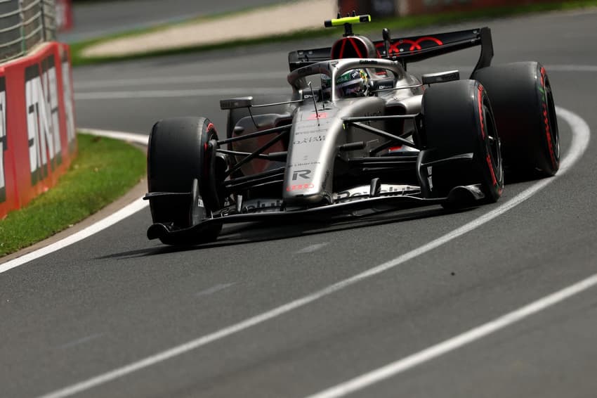 Gabriel Bortoleto pilota pela Audi no terceiro treino livre do GP da Austrália no circuito de Albert Park (Foto: Martin keep/afp)