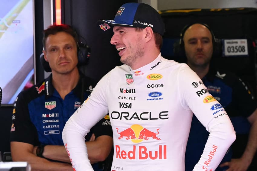 Max Verstappen conversa e ri com membro da Red Bull durante treino do GP da Austrália de F1 em Albert Park. (Foto: William West/AFP)
