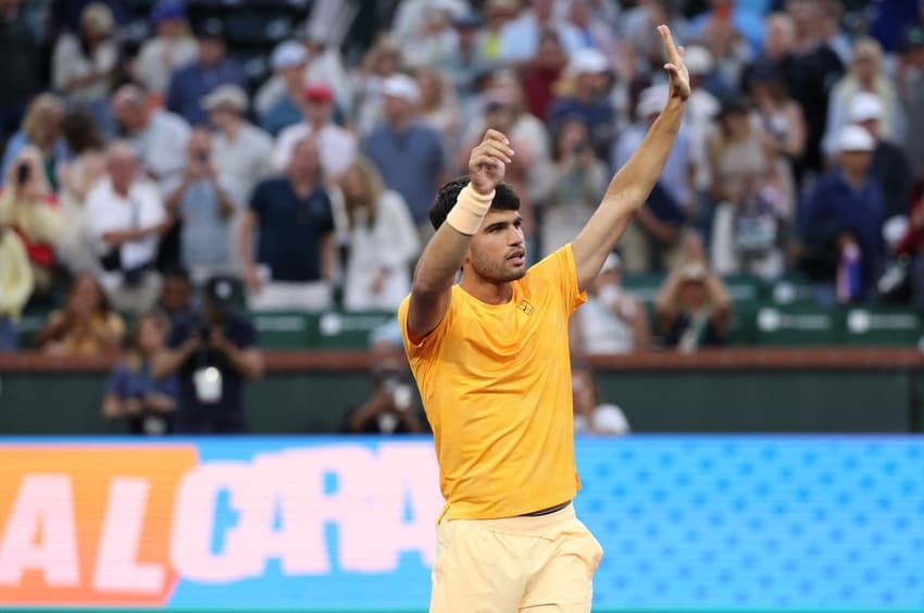 Carlos Alcaraz comemora a vitória sobre o búlgaro Grigor Dimitrov em Indian Wells (Foto: Clive Brunskill/AFP)