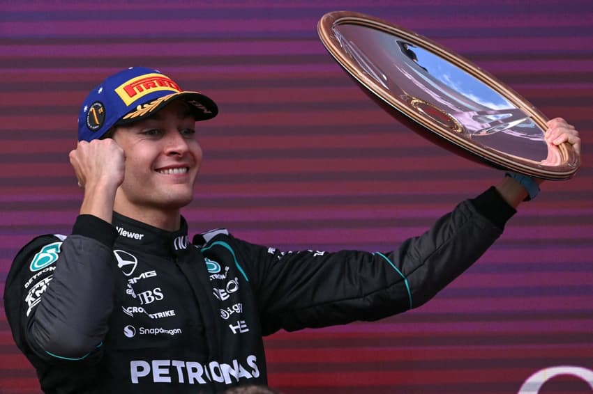 George Russell comemora no pódio após vencer o GP da Austrália de Fórmula 1 no circuito de Albert Park. (Foto: William West/AFP)