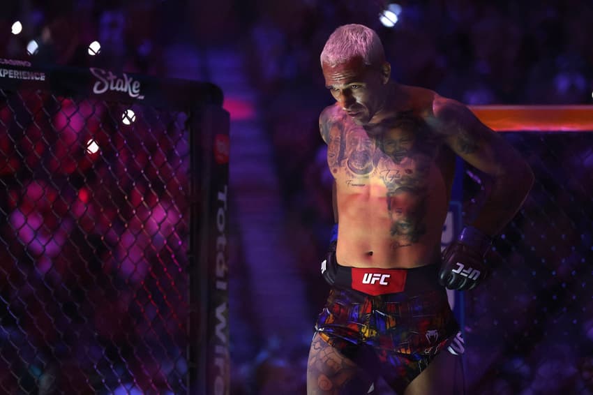 O brasileiro Charles Do Bronx comemora após vencer Max Holloway por decisão unânime na luta pelo cinturão BMF na T-Mobile Arena. (Foto: Sean M. Haffey/Getty Images/AFP)