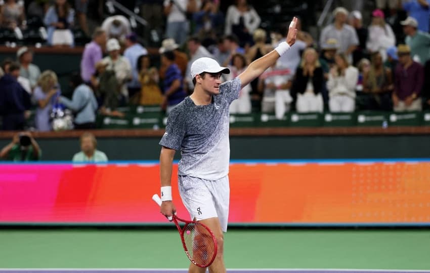 João Fonseca celebra ponto na vitória sobre o americano Tommy Paul em Indian Wells