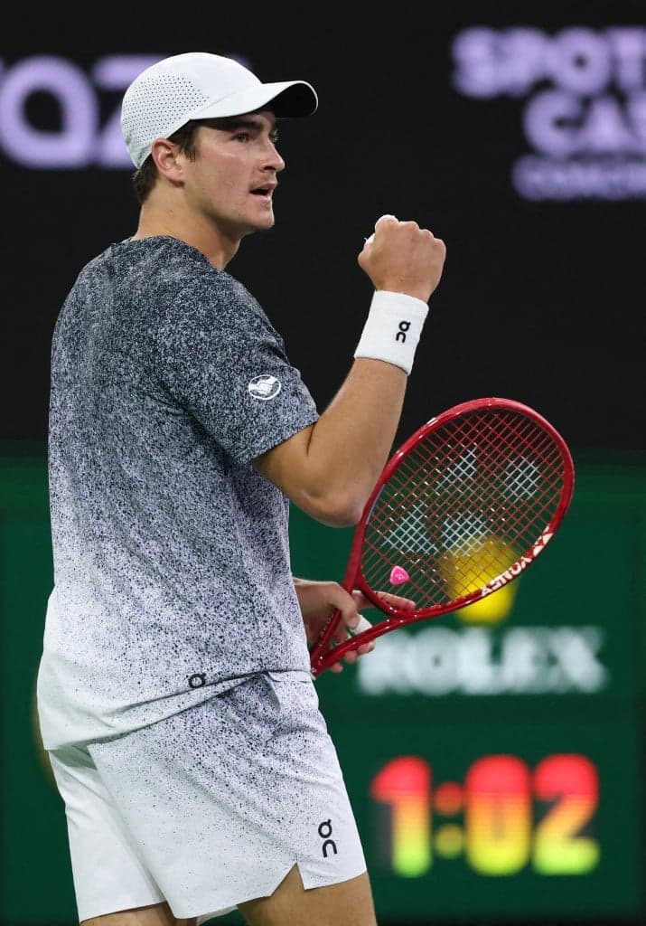 João Fonseca celebra ponto na vitória sobre o americano Tommy Paul em Indian Wells (Foto: Clive Brunskill/AFP)