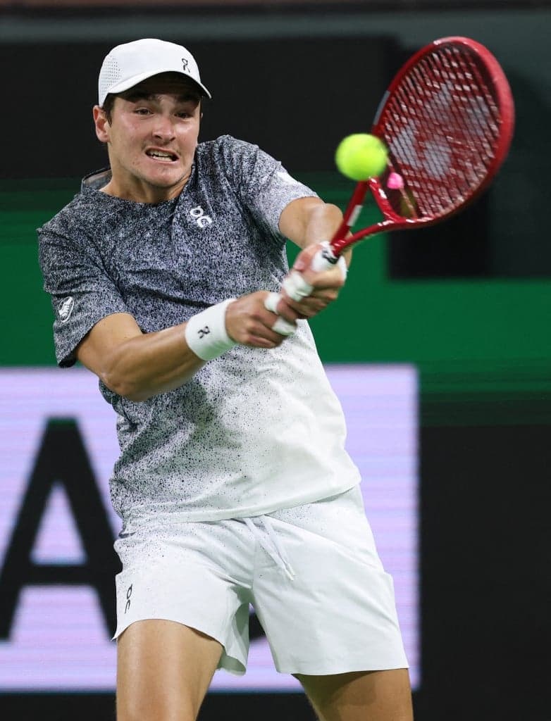 João Fonseca na vitória sobre o americano Tommy Paul no Masters 1000 de Indian Wells (Foto: Clive Brunskill/AFP)