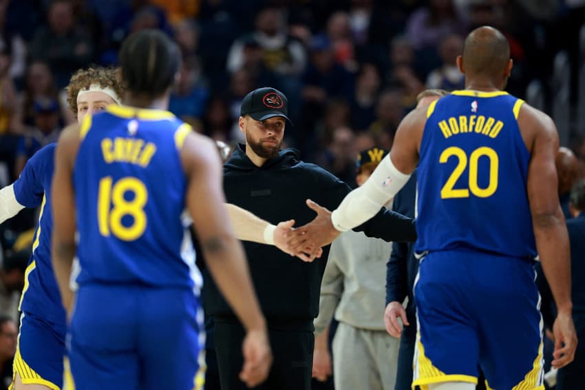 Stephen Curry lesionado cumprimenta companheiros no primeiro tempo de Warriors x Bulls no Chase Center em São Francisco (Foto: Ezra shaw/getty images/afp)