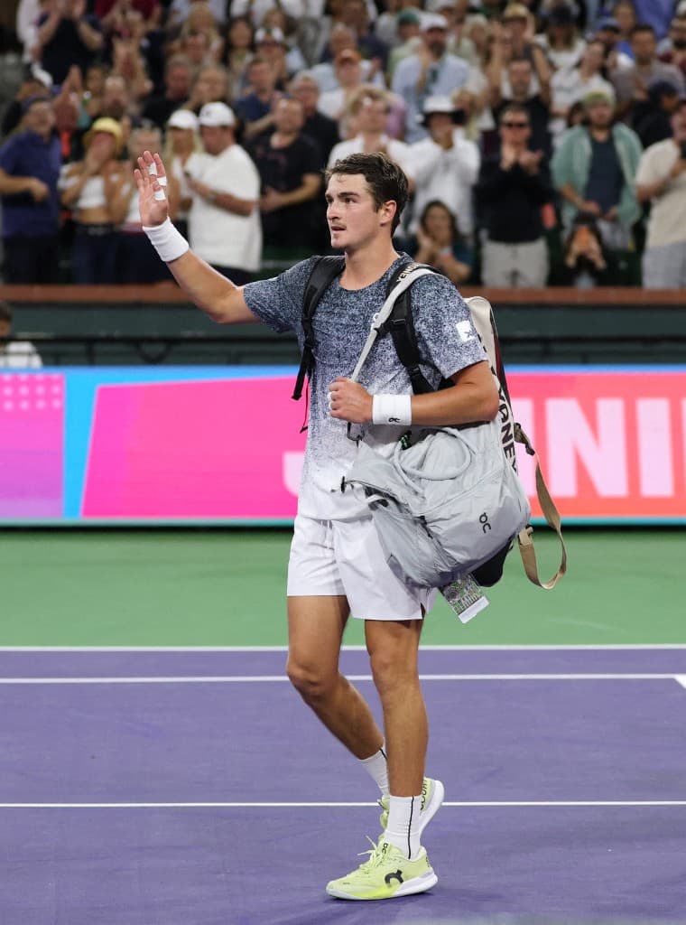 João Fonseca deixa a quadra após a derrota para Jannik Sinner em Indian Wells
