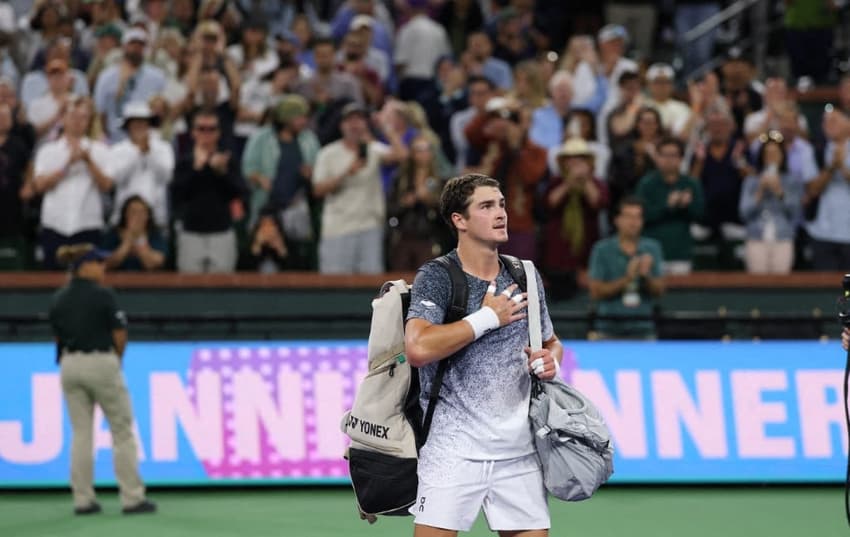 João Fonseca agradece o carinho do público na derrota para Jannik Sinner em Indian Wells