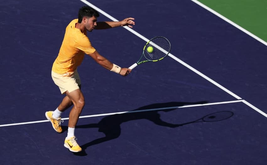 O espanhol Carlos Alcaraz na vitória sobre o norueguês Casper Ruud em Indian Wells (Foto: Clive Brunskill/AFP)