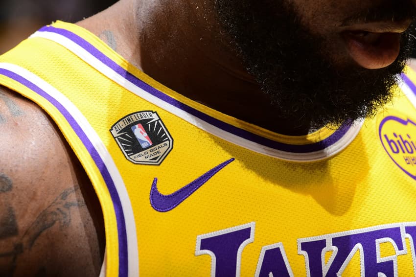 Detalhe do patch de líder histórico em arremessos convertidos na camisa de LeBron James, do Lakers, antes de jogo contra o Bulls, em 12 de março de 2026 (Foto: Adam Pantozzi/NBAE/Getty Images/AFP)