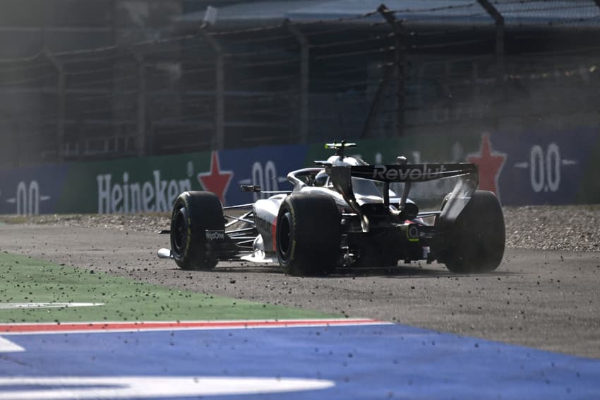 Gabriel Bortoleto, da Audi, sai da pista durante a classificação da sprint do GP da China de Fórmula 1, no Circuito Internacional de Xangai, em 13 de março de 2026 (Foto: Jade Gao/AFP)