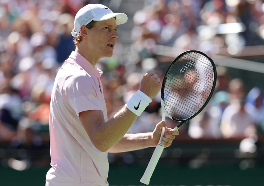 Jannik Sinner comemora match point na semifinal de Indian Wells (Foto: Clive Brunskill/Getty Images)