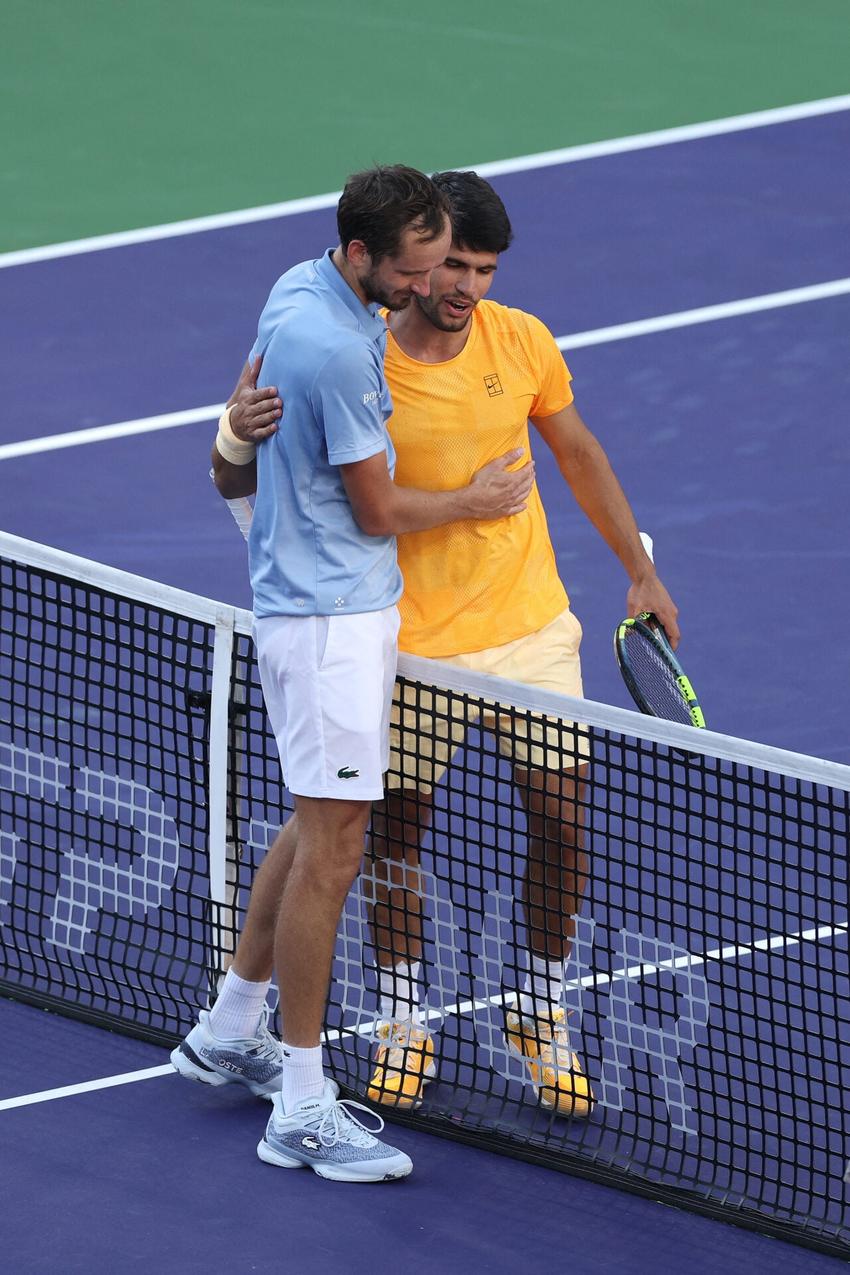 Carlos Alcaraz abraça Daniil Medvedev após derrota na semifinal no Indian Wells (Foto: Matthew Stockman/Getty Images/AFP).