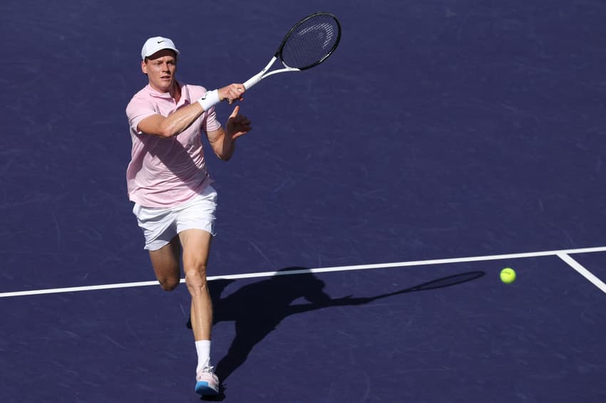 Jannik Sinner em ação na final do Masters 1000 em Indian Wells (Foto: Clive Brunskill/Getty Images)