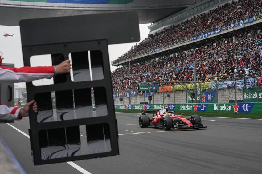 Lewis Hamilton pilota pela Ferrari durante o GP da China de Fórmula 1 no Circuito Internacional de Xangai. (Foto: Andy Wong/Pool/AFP)