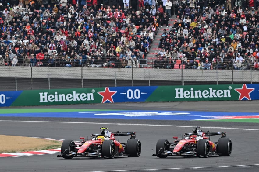 Lewis Hamilton e Charles Leclerc durante o GP da China de Fórmula 1 no GP da China, em 15 de março de 2026. (Foto: Hector Retamal/AFP)