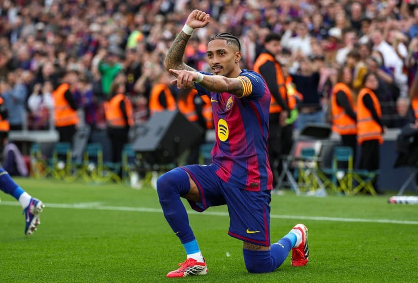Raphinha fez dois gols de pênalti em vitória do Barcelona sobre o Sevilla pela La Liga (Foto: Lluis GENE / AFP)
