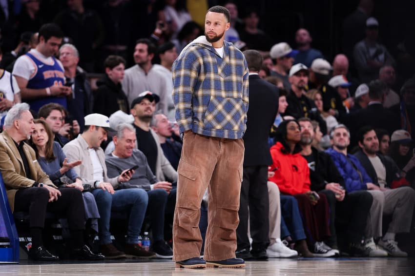 Stephen Curry assiste à partida do Golden State Warriors (Foto: Dustin Satloff/Getty Images)