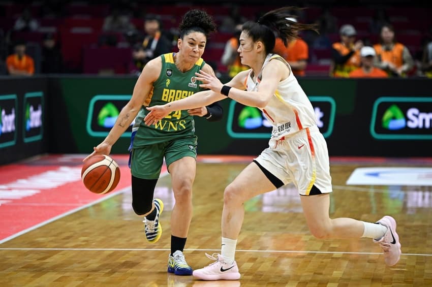 Alana recebe a marcação de Zhang Manman na derrota do Brasil para a China no Pré-Mundial de Basquete (Foto: CN-STR / AFP)