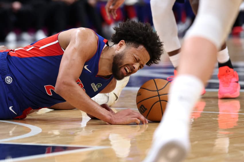 Cade Cunningham reage após colisão com Tre Johnson durante jogo entre Pistons e Wizards em Washington (Foto: Patrick Smith/Getty Images/AFP)
