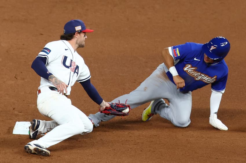 Javier Sanoja rouba a segunda base diante da tentativa de marcação de Brice Turang durante o nono inning da final entre Venezuela e Estados Unidos, no loanDepot Park, em Miami, em 17 de março de 2026. (Foto: Megan Briggs/getty images/afp)