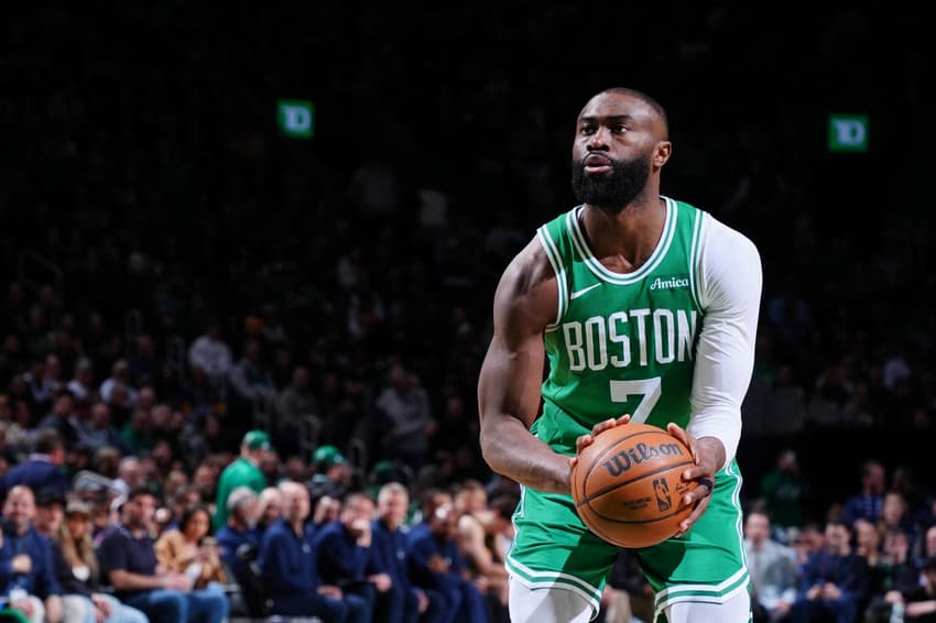 Boston, 18 de março de 2026: Jaylen Brown cobra lance livre em jogo contra o Warriors no TD Garden. (Foto: Brian Babineau/NBAE via Getty Images/AFP)