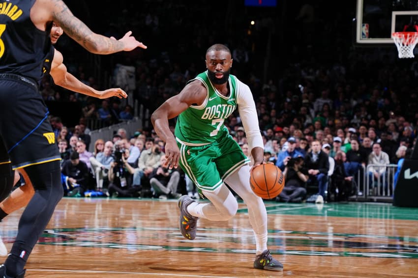Boston, 18 de março de 2026: Jaylen Brown conduz a bola em jogo contra o Warriors no TD Garden. (Foto: Brian Babineau/NBAE via Getty Images/AFP)