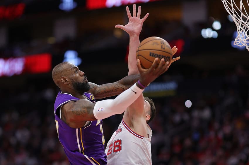 LeBron James arremessa a bola contra Alperen Sengun durante o primeiro tempo no Toyota Center. (Foto: Alex Slitz/Getty Images/AFP)