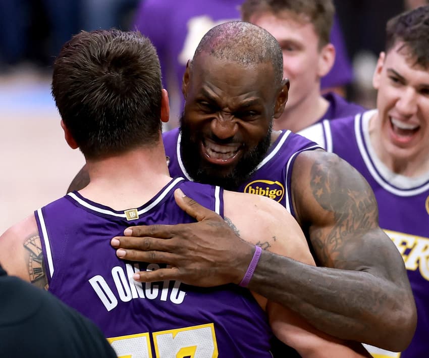 Luka Doncic comemora com companheiros após marcar três pontos contra os Rockets no Toyota Center. (Foto: Kenneth Richmond/Getty Images/AFP)