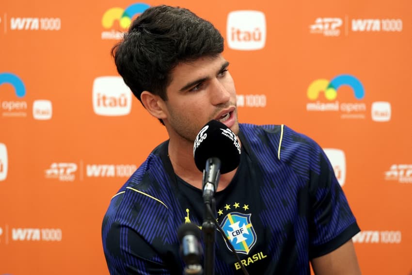 O espanhol Carlos Alcaraz com a camisa do Brasil na coletiva de imprensa no Miami Open (Foto:   Matthew Stockman/AFP )