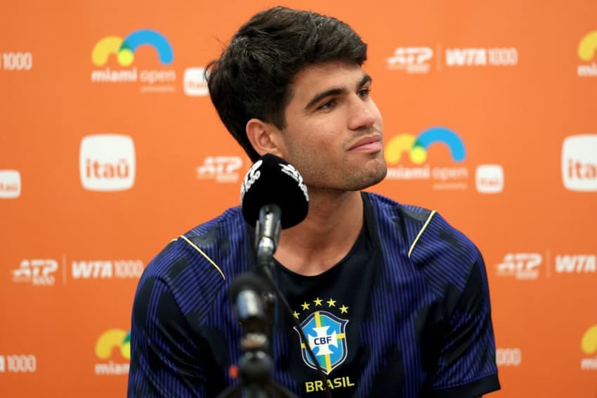 O espanhol Carlos Alcaraz com a camisa do Brasil na coletiva de imprensa no Miami Open (Foto: Matthew Stockman/AFP )