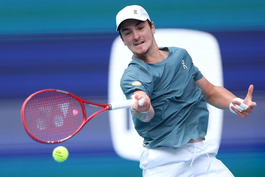 João Fonseca na vitória na estreia no Masters 1000 de Miami, contra o húngaro Fabian Marozsan (Foto: Matthew Stockman/AFP)