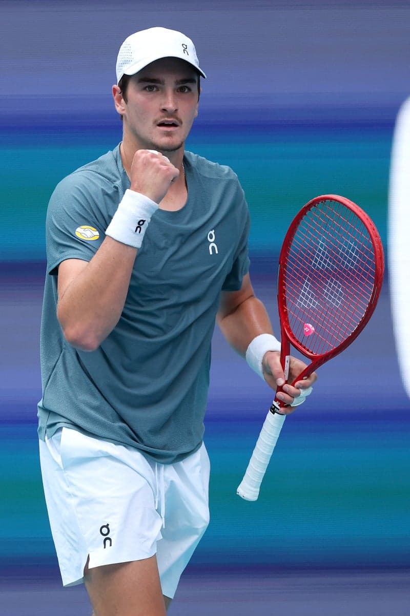 João Fonseca na vitória sobre o húngaro Fabian Marozsan em Miami (Foto: Matthew Stockman/AFP)